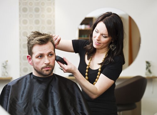After a Follicular Unit Extraction surgery, your head is full of new hair that you can wash, cut and style. But if this is the first time in a few years that you have had hair, you may be at a loss for how to style it.