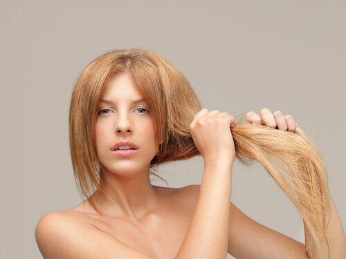 Here are a few ways you can deal with dry hair at home.